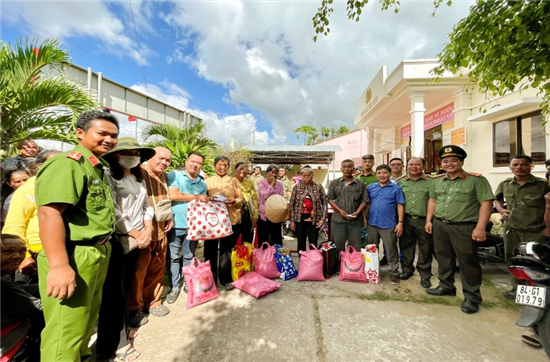 Công an huyện Trà Cú: Tặng quà cho hộ nghèo, hộ cận nghèo