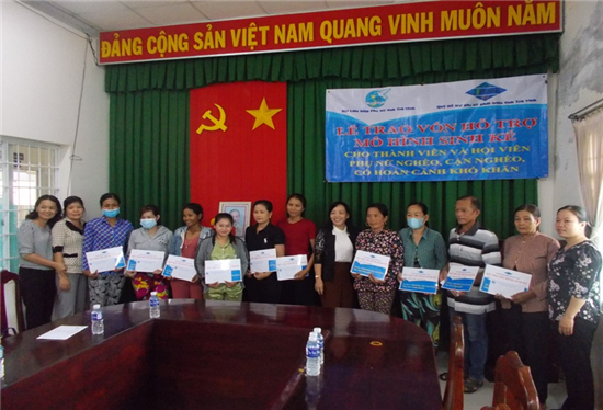 Hội Liên hiệp Phụ nữ tỉnh Trà Vinh: Trao vốn hỗ trợ mô hình sinh kế tại xã Long Hiệp