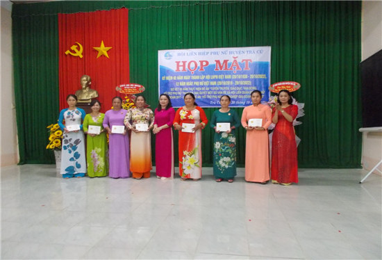Trà Cú: Trao Kỷ niệm chương “Vì sự nghiệp phát triển của phụ nữ Việt Nam” cho cán bộ, hội viên phụ nữ