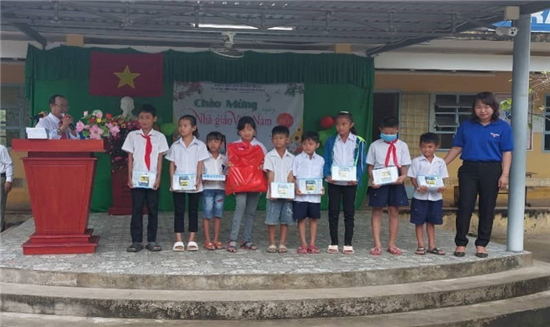 Xã đoàn, Hội LHTN Việt Nam xã An Quảng Hữu: Tặng quà cho học sinh nghèo