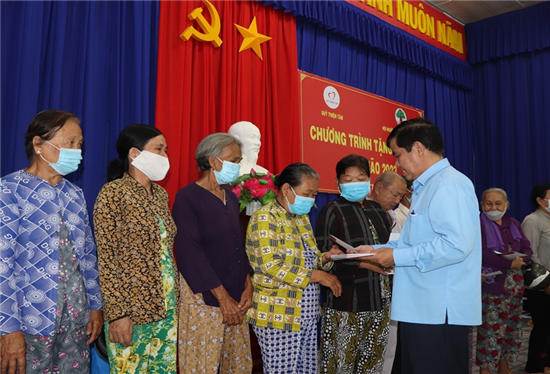 Ban Đại diện Hội Người cao tuổi Trà Vinh: Tặng quà Tết cho người cao tuổi ở huyện Trà Cú