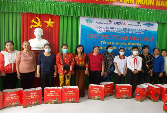 Hội LHPN tỉnh Trà Vinh: Tặng quà Tết cho hộ nghèo và học sinh tại huyện Trà Cú