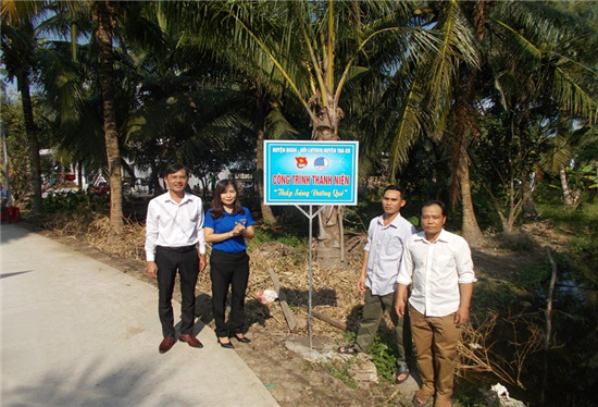 Huyện đoàn và Hội Liên hiệp Thanh niên Việt Nam huyện Trà Cú:  Tổ chức nghiệm thu bàn giao công trình “Thắp sáng đường quê”