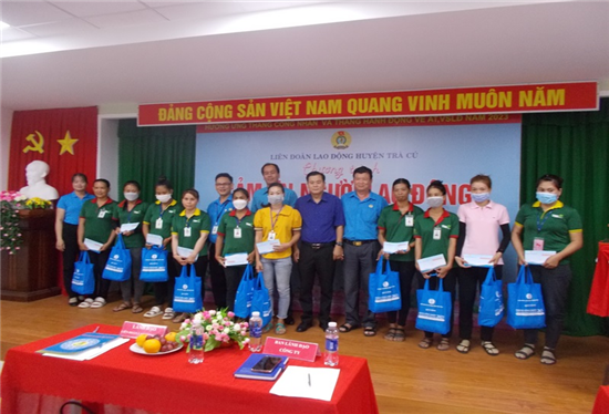 Liên đoàn Lao động tỉnh Trà Vinh: Hỗ trợ 470 phần quà cho đoàn viên công đoàn có hoàn cảnh khó khăn huyện Trà Cú