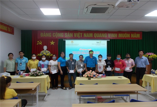 Liên đoàn Lao động huyện Trà Cú: Tặng quà cho công nhân lao động