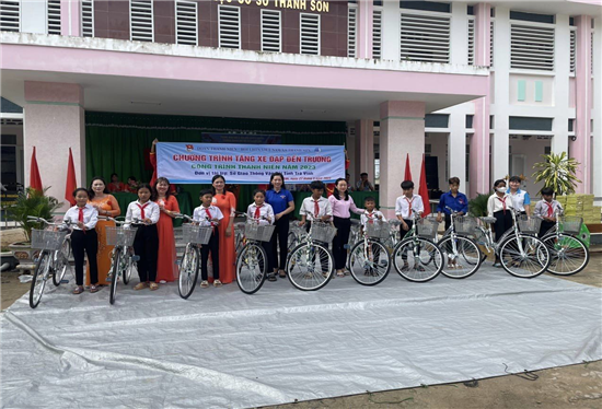 Xã đoàn Thanh Sơn: Tặng học bổng và xe đạp cho học sinh nghèo