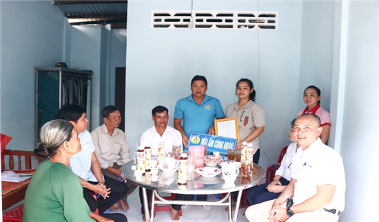 Công đoàn Khu Kinh tế tỉnh Trà Vinh: Bàn giao nhà “Mái ấm công đoàn”