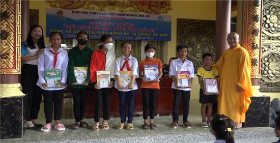 Hội Liên hiệp Phụ nữ huyện Trà Cú: Vận động tặng sách giáo khoa và xe đạp cho học sinh nghèo