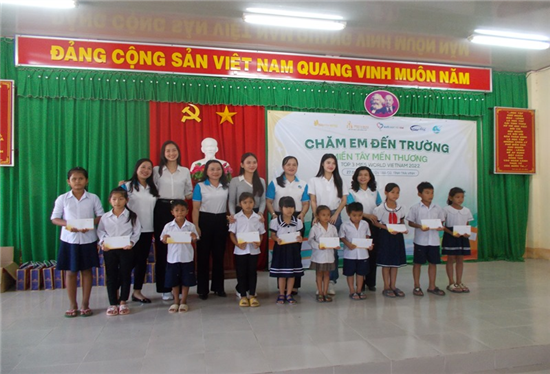 Hội LHPN tỉnh Trà Vinh: Trao học bổng, xe đạp, quà cho học sinh và tặng nhà “Mái ấm tình thương” tại huyện Trà Cú