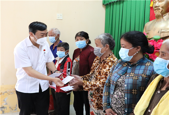Đoàn Đại biểu Quốc hội khóa XV tỉnh Trà Vinh: Tặng quà Tết cho hộ khó khăn ở huyện Trà Cú