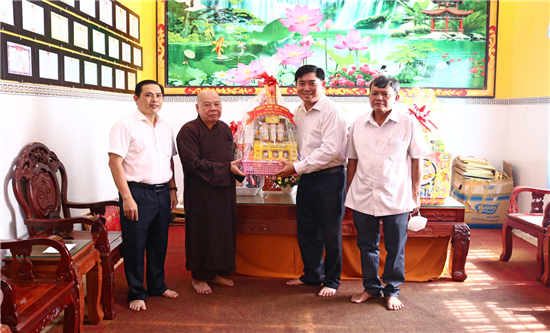 Trà Cú: Thăm, chúc mừng các cơ sở tôn giáo nhân Đại lễ Phật đản Phật lịch 2566 - Dương lịch 2022