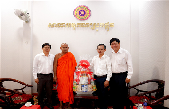 Lãnh đạo Ban Tổ chức Tỉnh ủy Trà Vinh: Thăm, tặng quà Hội Đoàn kết sư sãi yêu nước huyện Trà Cú nhân dịp lễ Sêne Đôlta năm 2022 