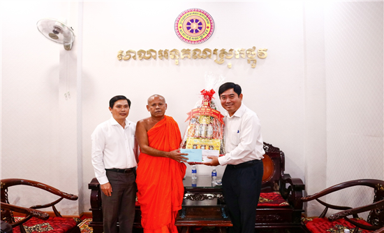 Trà Cú: Thăm, tặng quà các chùa Phật giáo Nam tông Khmer, gia đình chính sách và cán bộ hưu trí người dân tộc Khmer nhân dịp lễ Sêne Đôlta năm 2022