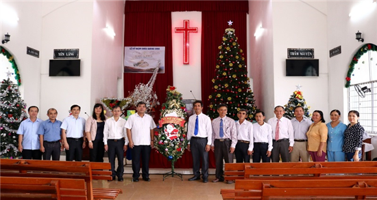 Ông Kim Ngọc Thái, Phó Bí thư Thường trực Tỉnh ủy chúc mừng Lễ Giáng sinh tại huyện Trà Cú