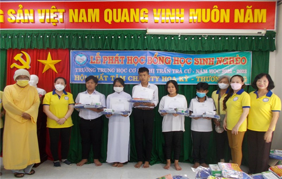 Hội từ thiện Nhất Tâm: Tặng học bổng và quà cho học sinh Trường THCS thị trấn Trà Cú