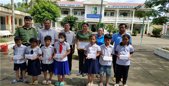 Công an tỉnh Trà Vinh: Tặng học bổng cho học sinh tiểu học xã Hàm Giang