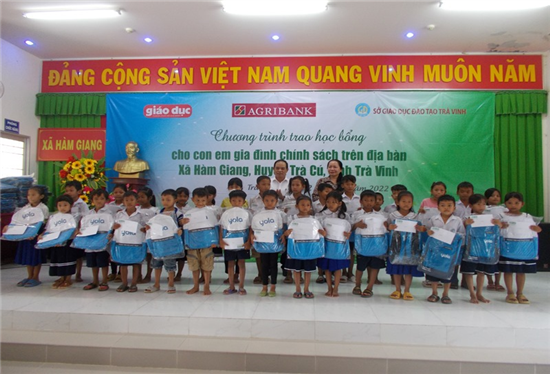 Agribank: Trao 150 suất học bổng cho các em học sinh có hoàn cảnh khó khăn xã Hàm Giang