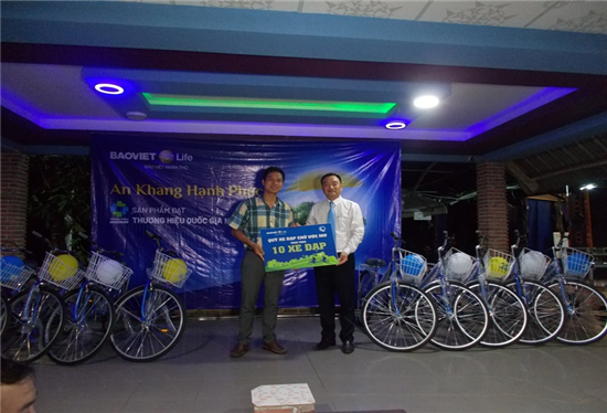 Bảo Việt Trà Vinh: Trao tặng 10 xe đạp và cho học sinh nghèo vượt khó của huyện Trà Cú