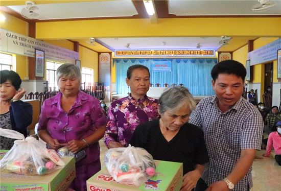 Thị trấn Trà Cú: Tặng quà cho hộ nghèo, hộ cận nghèo, người cao tuổi 