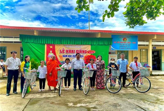 Hội Đoàn kết sư sãi yêu nước  huyện Trà Cú: Tặng xe đạp và thẻ bảo hiểm y tế cho học sinh xã An Quảng Hữu